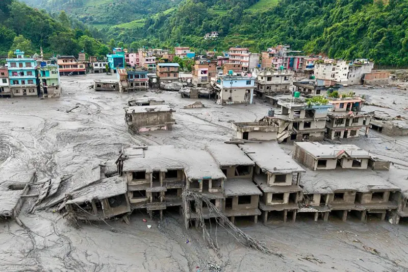 La tragedia crece en Nepal: 675 muertos y más de 2,400 personas desaparecidas